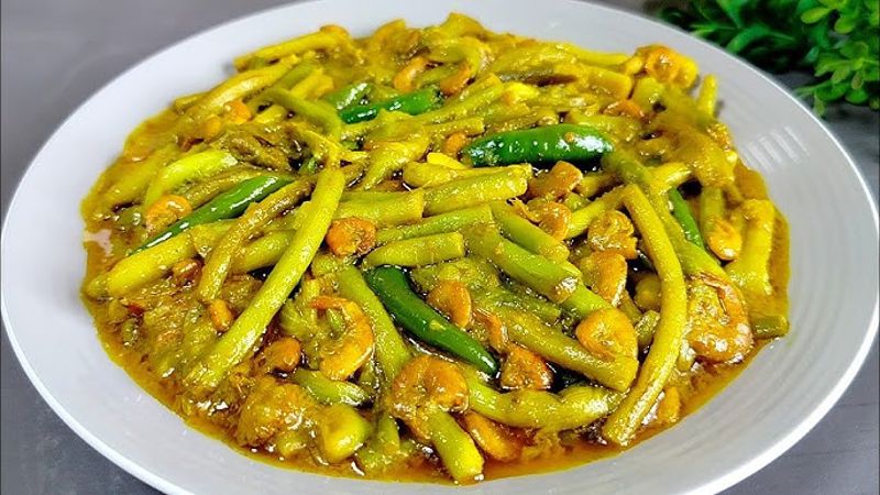 কচুর লতি চিংড়ি